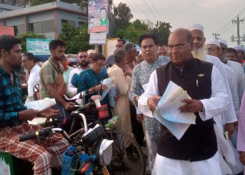 কুয়াকাটায় এমপি মুহিবের সরকারের সাফল্য ও উন্নয়ন বিষয়ক লিফলেট বিতরণ