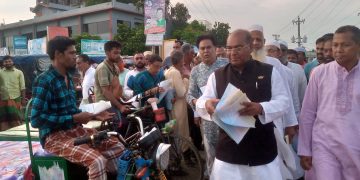 কুয়াকাটায় এমপি মুহিবের সরকারের সাফল্য ও উন্নয়ন বিষয়ক লিফলেট বিতরণ