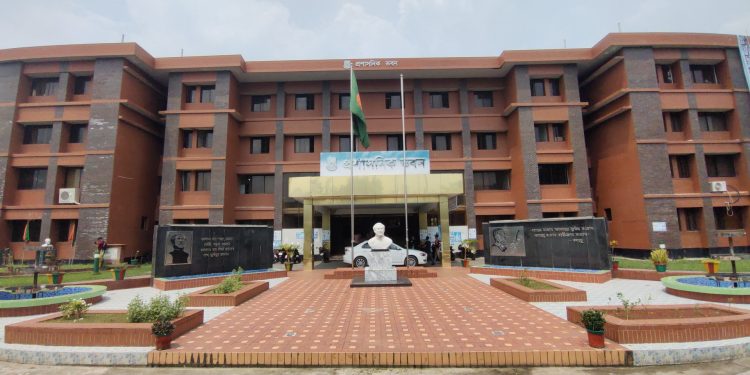 চাঁদা না দেয়ায় ঠিকাদারকে মারধর ও জোড় করে রড নেয়া অভিযোগ