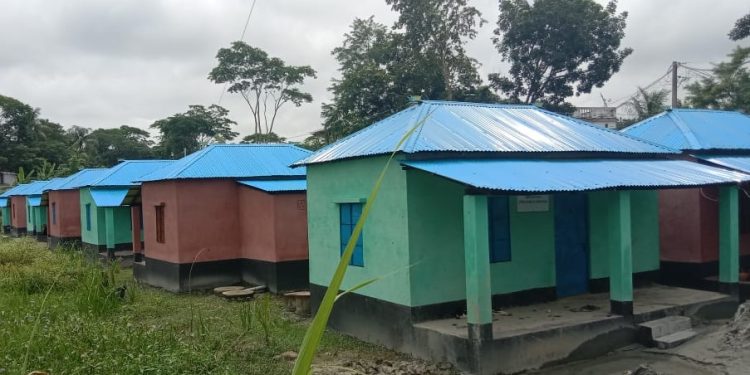 ইউপি সদস্যের বিরুদ্ধে টাকার বিনিময় ঘর প্রদানের অভিযোগ