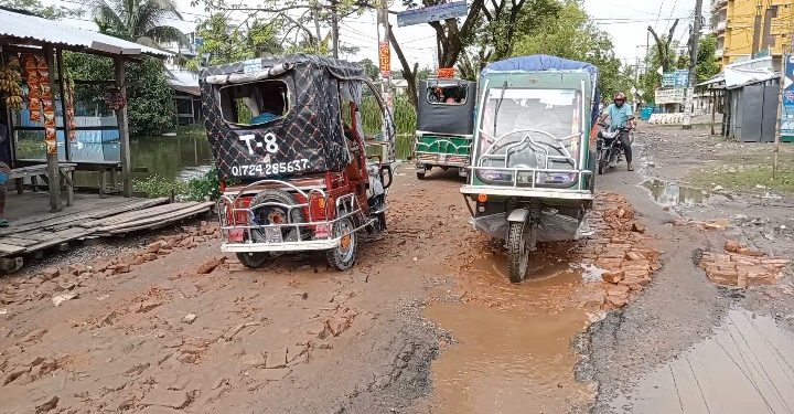 পটুয়াখালী-পায়রাকুঞ্জ সড়কের বেহাল দশা; জনদুর্ভোগ চরমে