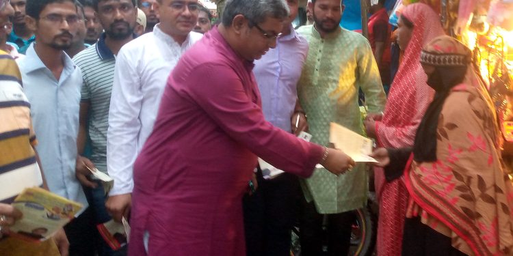 কলাপাড়ায় যুবলীগ নেতার লিফলেট বিতরণ ও গণসংযোগ