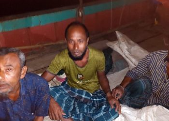 দুমকীতে মৎস্য বিভাগের অভিযানে তিন জেলে আটক