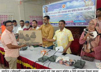 গলাচিপায় বিভিন্ন পূজা মন্ডপে মনিটর ও সিসি ক্যামেরা বিতরণ