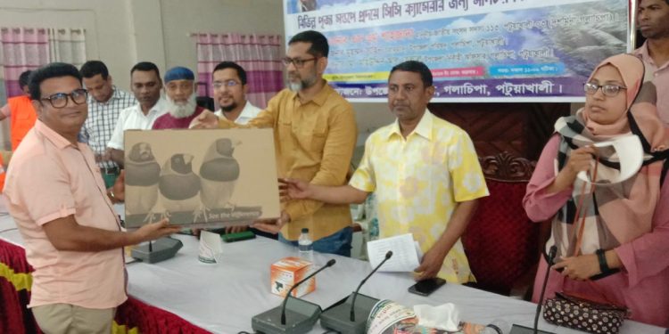 গলাচিপায় বিভিন্ন পূজা মন্ডপে মনিটর ও সিসি ক্যামেরা বিতরণ