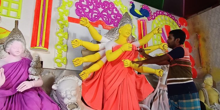 কলাপাড়ায় ১৮ টি পুজা মন্ডপে চলছে সাজ সজ্জার কাজ