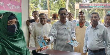 বাউফলে আ.স.ম ফিরোজের লিফলেট বিতরণ