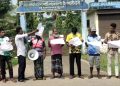 কলাপাড়ায় বহিরাগত শ্রমিক নিয়োগের প্রতিবাদে মানববন্ধন