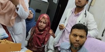 হাসপাতালেই রোগী রেখে জন্মদিন উদযাপনে ব্যস্ত চিকিৎসক; সমালোচনার ঝড়