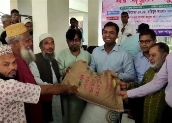 কলাপাড়ায় কৃষকের মাঝে বিনামূল্যে বীজ ও সার