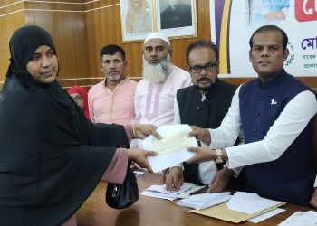 প্রধানমন্ত্রীর ত্রাণ তহবিলের ৭০ লক্ষ টাকার চেক বিতরণ