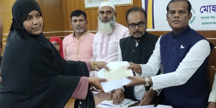 প্রধানমন্ত্রীর ত্রাণ তহবিলের ৭০ লক্ষ টাকার চেক বিতরণ