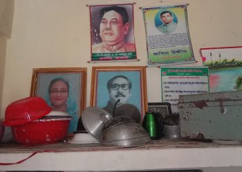 জাতির পিতা ও প্রধানমন্ত্রীর ছবি অবমাননা, সমালোচনার ঝড়