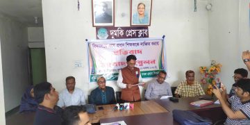 দুমকীতে শিক্ষক লাঞ্চিতের প্রতিবাদে মানববন্ধন