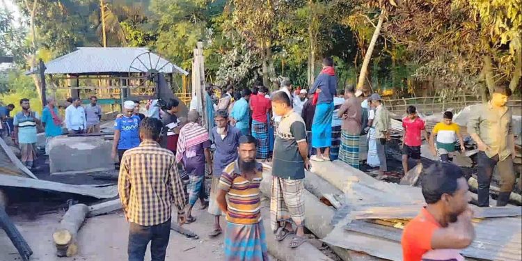 রাতের আধারে আওয়ামী লীগ নেতার ব্যাবসা প্রতিষ্ঠানে আগুন