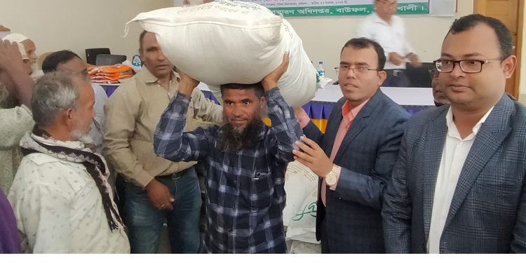 বাউফলে বিনামূল্যে সার ও বীজ বিতরণ