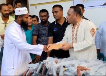 গলাচিপায় বৃদ্ধ অসহায় মানুষের মাঝে সহায়ক সামগ্রী বিতরণ