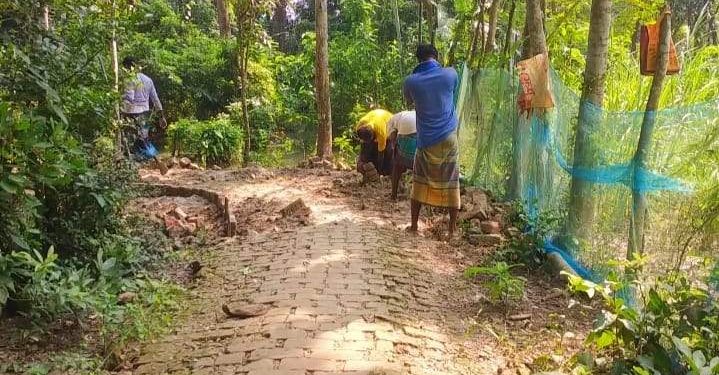 দুমকিতে সড়কের কাজ বন্ধের নির্দেশ