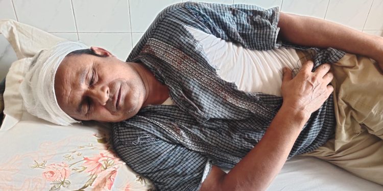 মহিপুরে ব্যবসায়ীর উপর হামলা