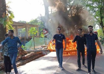 বাউফলে সড়ক আগুন জ্বেলে ছাত্রদলের বিক্ষোভ
