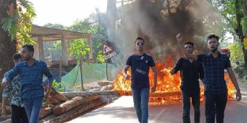 বাউফলে সড়ক আগুন জ্বেলে ছাত্রদলের বিক্ষোভ