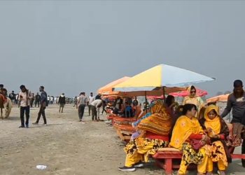 পর্যটকদের পদচারনায় মুখিরত কুয়াকাটা সৈকত