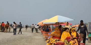 পর্যটকদের পদচারনায় মুখিরত কুয়াকাটা সৈকত