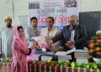 মুরাদিয়া মাধ্যমিক বিদ্যালয়ে বই বিতরণ উৎসব