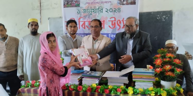 মুরাদিয়া মাধ্যমিক বিদ্যালয়ে বই বিতরণ উৎসব