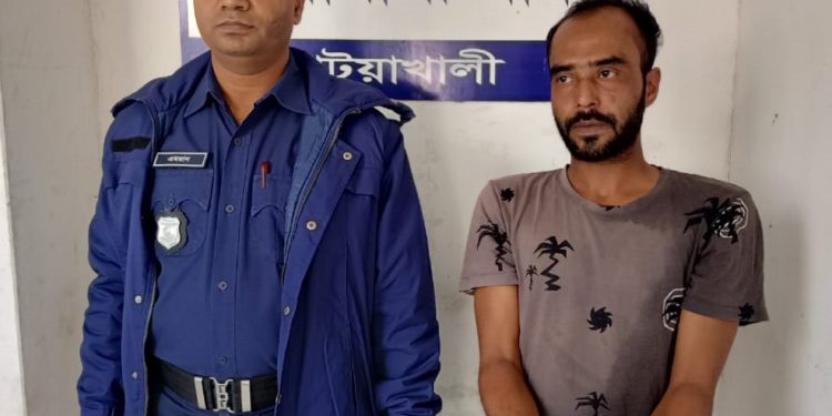 জিন্সের প্যান্টের গোপন পকেট থেকে ১ হাজার ইয়াবা উদ্ধার