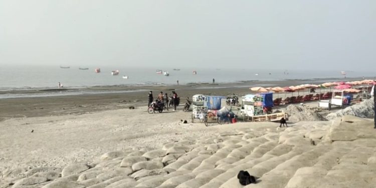 কুয়াকাটায় আসেনি আশানুরুপ পর্যটক, হতাশ ব্যবসায়ীরা