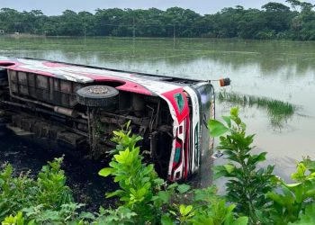 বাউফলে নিয়ন্ত্রণ হারিয়ে বাস খাদে, আহত ২০
