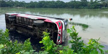 বাউফলে নিয়ন্ত্রণ হারিয়ে বাস খাদে, আহত ২০