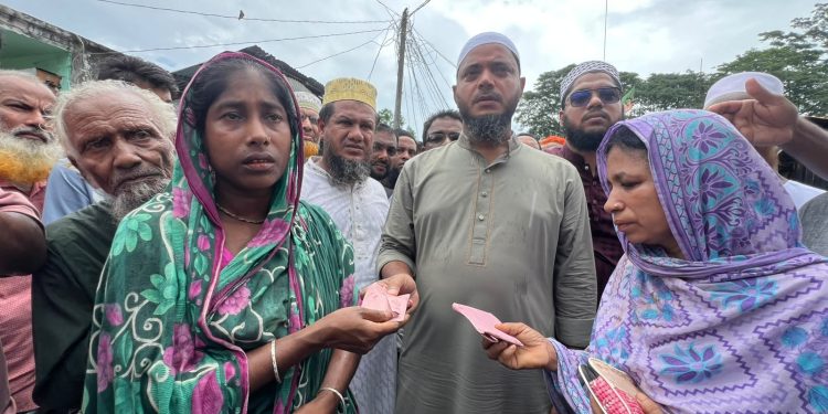বাউফলে অগ্নিকাণ্ডে ক্ষতিগ্রস্তদের ড. মাসুদের নগদ অর্থ ও খাদ্য সহায়তা