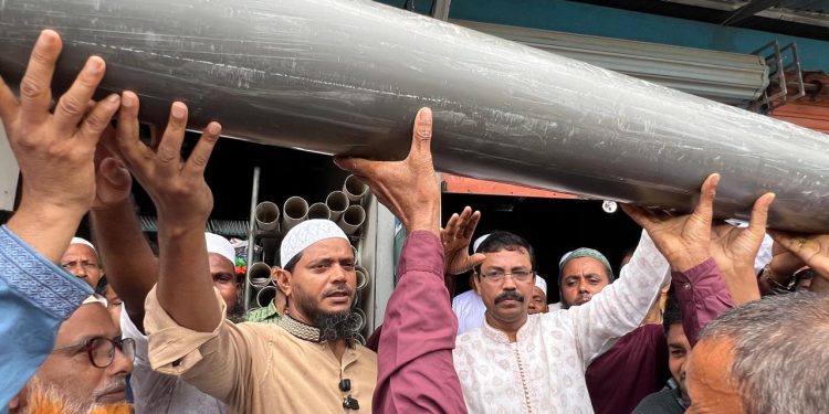 বাউফলে পানি নিষ্কাশন ব্যবস্থার উন্নয়নে ৬০ টি পাইপ বিতরণ করলেন ড. শফিকুল ইসলাম মাসুদ এমপি