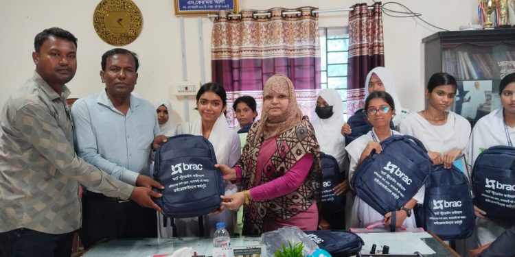 দুমকিতে ব্র্যাকের উদ্যোগে গরিব মেধাবী শিক্ষার্থীদের মধ্যে বিনামূল্যে শিক্ষা উপকরণ বিতরণ