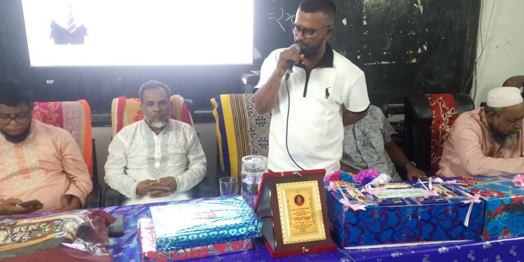 দুমকির উত্তর শ্রীরামপুর মাধ্যমিক বিদ্যালয়ের প্রধান শিক্ষক রফিকুল ইসলামের বিদায় সংবর্ধনা