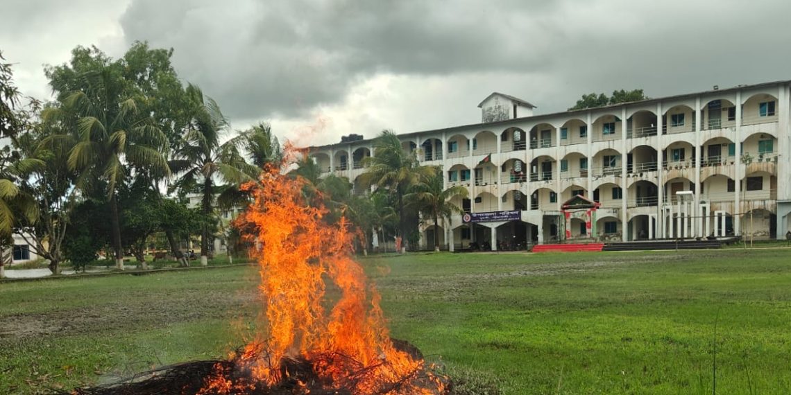 দুমকিতে দেড়লাখ টাকার ৪৮ চায়না দুয়ারি জাল জব্দ, আগুনে পুড়িয়ে ধ্বংস