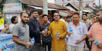দশমিনায় রথযাত্রায় ‘ছাত্রদল মানবিক ফাউন্ডেশনে’র উদ্যোগে পানি ও চকলেট বিতরণ