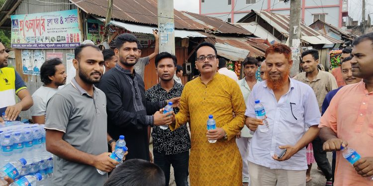 দশমিনায় রথযাত্রায় ‘ছাত্রদল মানবিক ফাউন্ডেশনে’র উদ্যোগে পানি ও চকলেট বিতরণ
