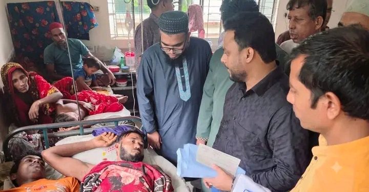 সাগরে ট্রলারডুবিতে ক্ষতিগ্রস্ত জেলে পরিবারগুলোর পাশে গলাচিপা উপজেলা প্রশাসন