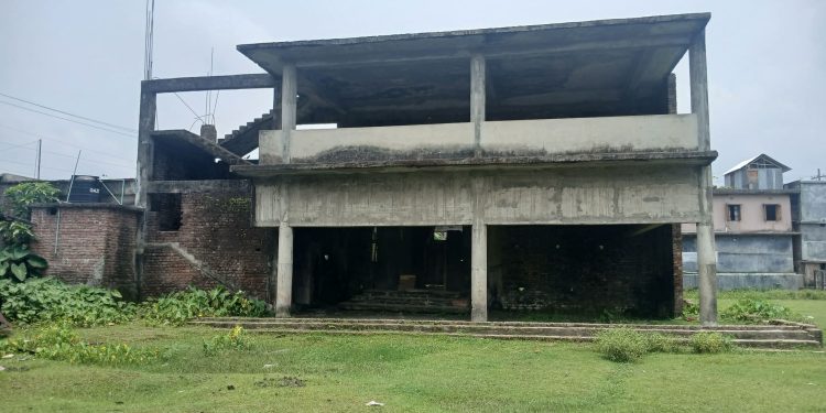২১ বছরেও শেষ হয়নি মির্জাগঞ্জ অডিটোরিয়ামের নির্মাণ কাজ