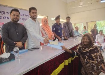 গলাচিপায় দুস্থদের মাঝে আর্থিক সহায়তা ও শুকনো খাবার বিতরণ