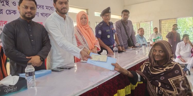 গলাচিপায় দুস্থদের মাঝে আর্থিক সহায়তা ও শুকনো খাবার বিতরণ