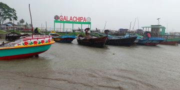 গলাচিপায় থেমে থেমে বৃষ্টি, সাধারণ মানুষের জীবন যাত্রা ব্যাহত
