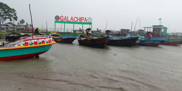 গলাচিপায় থেমে থেমে বৃষ্টি, সাধারণ মানুষের জীবন যাত্রা ব্যাহত