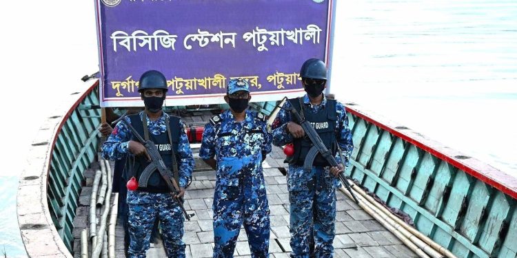 ঢাকা থেকে চুরি হওয়া পর্যটন বোট ‘তুরাগ কিং’ পটুয়াখালীতে উদ্ধার করল কোস্ট গার্ড