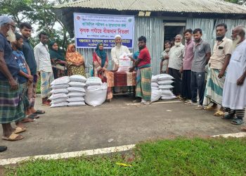 ‎উপকূলের প্রতিকূলতা জয়ে পটুয়াখালীতে কৃষকদের মাঝে ব্রি’র উন্নত আমন বীজধান বিতরণ