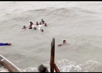 কুয়াকাটায় ঝড়ের কবলে ট্রলার ডুবি, ২ জেলে নিখোঁজ