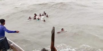 কুয়াকাটায় ঝড়ের কবলে ট্রলার ডুবি, ২ জেলে নিখোঁজ